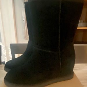 NEW IN BOX
WOMENS UGG
CLASSIC FEMME SHORT BOOTS